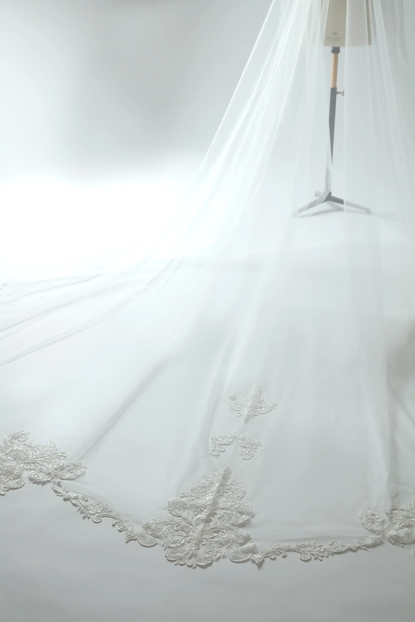 Pompadour Veil - Image 3